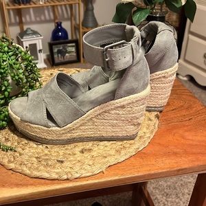 Universal Threads Gray Wedges